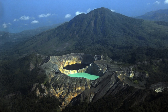 lake-kelimutu