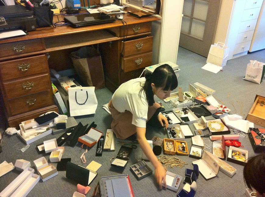Marie-Kondo-Sorting-Items-KonMariMarie-Kondo-Sorting-Items-KonMari