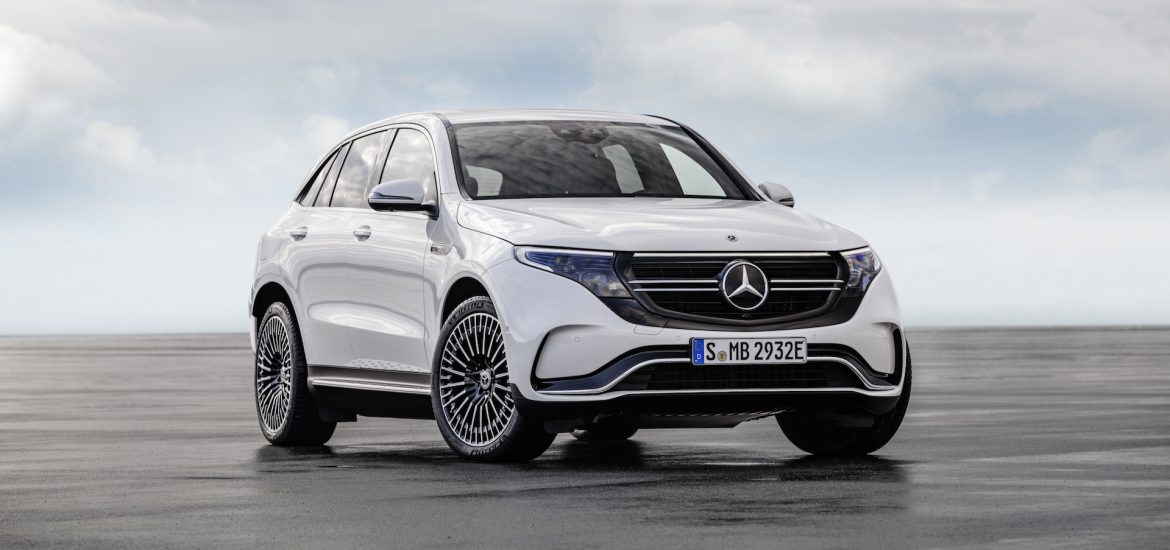 Mercedes-Benz EQC 400 4MATIC, (BR N293) / designo Diamantweiß bright / Exterior: AMG Line / Interior: AMG Line / Der neue Mercedes-Benz EQC - der erste Mercedes-Benz der Produkt- und Technologiemarke EQ. Mit seinem nahtlosen klaren Design ist der EQC ein Vorreiter einer avantgardistischen Elektro-Ästhetik mit wegweisenden Designdetails und markentypischen Farbakzenten außen wie innen.;Stromverbrauch kombiniert: 22,2 kWh/100 km; CO2 Emissionen kombiniert: 0 g/km, Angaben vorläufig*
Mercedes-Benz EQC 400 4MATIC, (BR N293) / desig no diamond white bright / Exterior: AMG Line / Interior: AMG Line / The new Mercedes-Benz EQC - the first Mercedes-Benz under the product and technology brand EQ. With its seamless, clear design, the EQC is a pioneer for an avant-garde electric look with trailblazing design details and colour highlights typical of the brand both inside and out.;combined power consumption: 22.2 kWh/100 km; combined CO2 emissions: 0 g/km, provisional figures*