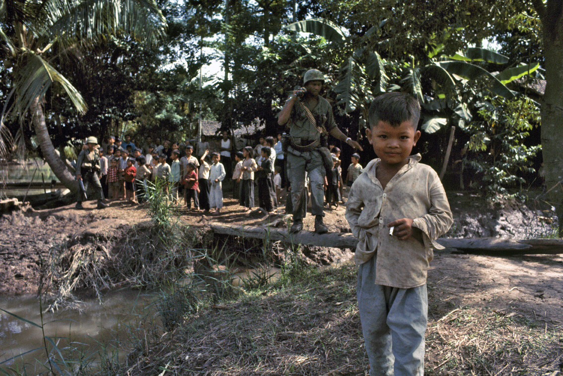 Soldat américain entouré d'enfants vietnamiens, dont un fumant une cigarette, au premier plan, dans le delta du Mékong, lors de la guerre du Vietnam, en octobre 1967. ©Gilles Caron/Fondation Gilles Caron/ Gamma-Rapho Soldat américain entouré d'enfants vietnamiens, dont un fumant une cigarette, au premier plan, dans le delta du Mékong, lors de la guerre du Vietnam, en octobre 1967. ©Gilles Caron/Fondation Gilles Caron/ Gamma-Rapho